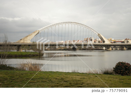 Self supporting bridge over the Guadiana river as it passes through Merida, Badajoz, Extremadura. Spain 75779091