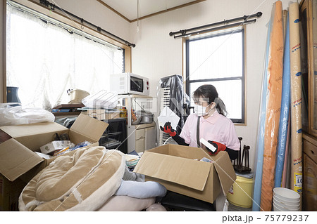 散らかった部屋を片付ける女性作業員 75779237