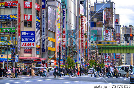 日本の東京都市景観　解除初日（緊急事態宣言解除）、東京・秋葉原は多くの人で賑わった＝3月22日 75779819