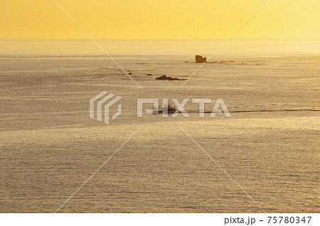 北海道浜中町　朝陽の昇る霧多布岬から太平洋に浮かぶ漁船を望む 75780347