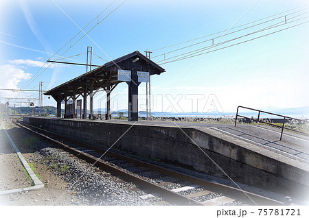 【絵画風】明るい青空と白い雲と宍道湖と駅のホームの穏やかな風景 … 島根県 松江市（晴れ） 75781721