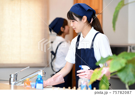 キッチンを掃除するハウスキーパー（家政婦）の女性達 75782087