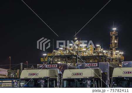 【京浜工業地域 川崎市浮島町の石油精製プラントの工場夜景】 【京浜工業地域 川崎市浮島町の石油精製プラントの工場夜景】 75782411