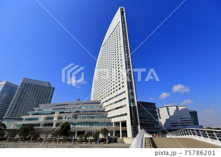 横浜　みなとみらいの都市風景 75786201
