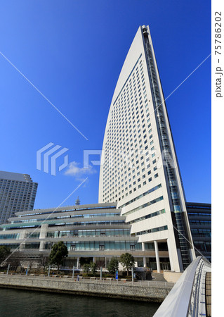 横浜　みなとみらいの都市風景 75786202