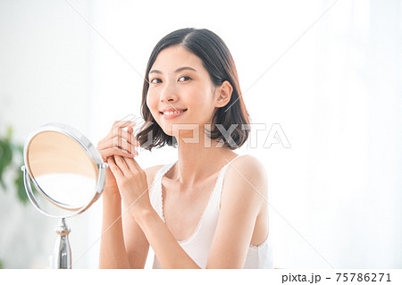 女性　ビューティー　若い 75786271