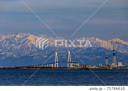 富山湾と立山連峰・冬 75786610