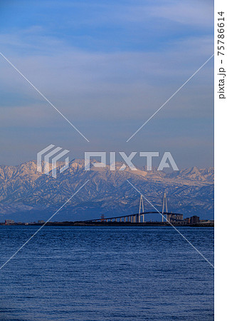 富山湾と立山連峰・冬 富山湾と立山連峰・冬 75786614