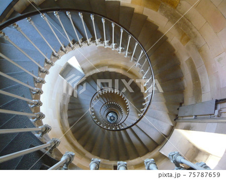 ヨーロッパにある石造りの螺旋階段 75787659