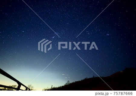 日光の高原から見た星空1 75787666