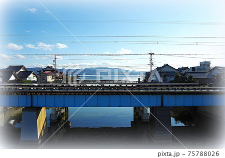 宍道湖沿線の川と鉄橋の風景 絵画風 島根県 松江市 晴れのイラスト素材 宍道湖沿線の川と鉄橋の風景 絵画風 島根県 松江市 晴れのイラスト素材