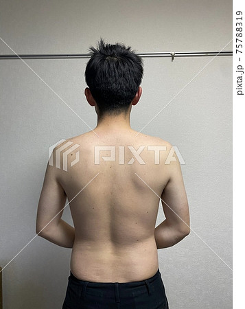 男性の背中の写真素材 [75788319] - PIXTA