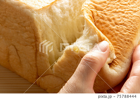 角型食パンを手で割る。 角型食パンを手で割る。 75788444