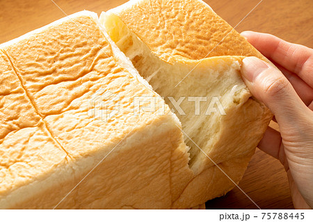 角型食パンを手で割る。 75788445