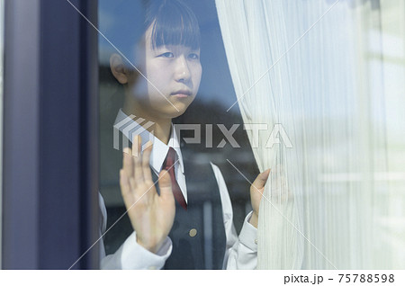 窓から外を見る中学生（外出自粛要請のイメージ） 75788598