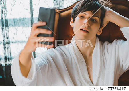 バスローブ姿の男性 バスローブ姿の男性 75788817