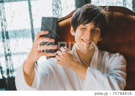 バスローブ姿の男性 バスローブ姿の男性 75788818