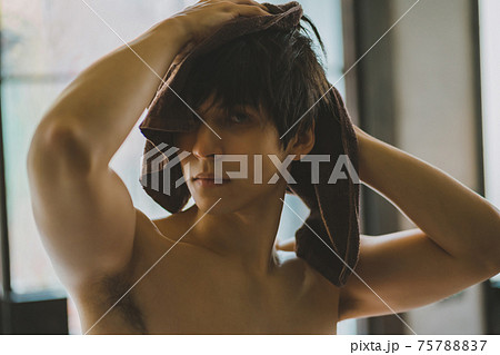 タオルで髪を拭く若い男性 タオルで髪を拭く若い男性 75788837