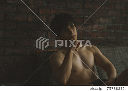 裸の男性 75788852