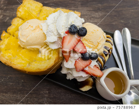 honey toast with ice cream 75788967