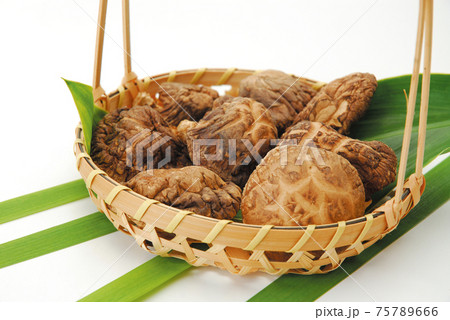 かごに入った椎茸 かごに入った椎茸 75789666