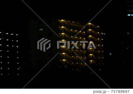 マンションの夜 75789697