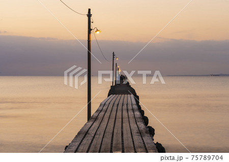 【千葉県】南房総 夕日に染まる原岡桟橋 75789704