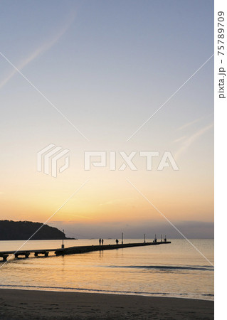 【千葉県】南房総 夕日に染まる原岡桟橋 【千葉県】南房総 夕日に染まる原岡桟橋 75789709