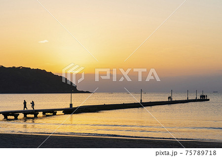 【千葉県】南房総 夕日に染まる原岡桟橋 75789718