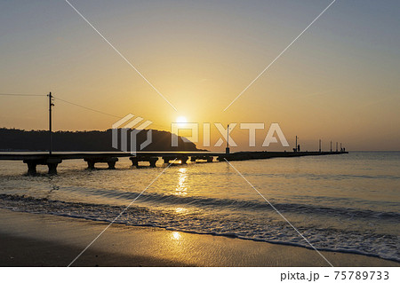 【千葉県】南房総 夕日に染まる原岡桟橋 75789733