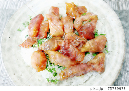 家庭的で素朴な自宅調理の「ヨコワの海鮮丼」水彩画風 75789973