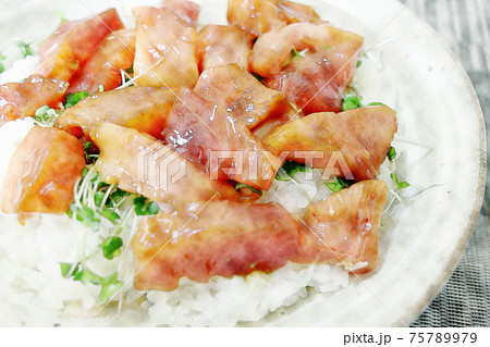 家庭的で素朴な自宅調理の「ヨコワの海鮮丼」水彩画風 家庭的で素朴な自宅調理の「ヨコワの海鮮丼」水彩画風 75789979