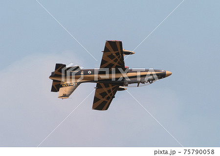 アラブ首長国空軍アクロバットチーム「アル・フルサン」 アラブ首長国空軍アクロバットチーム「アル・フルサン」 75790058