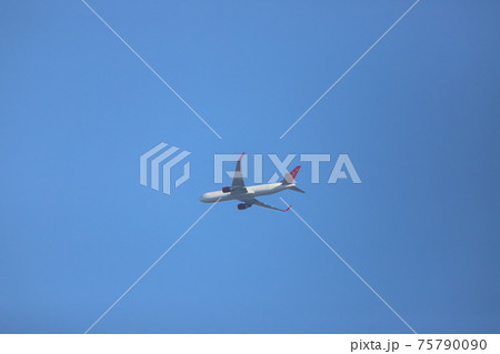 小田原上空を飛ぶ飛行機 75790090