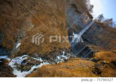栃木県日光市 華厳の滝4 75790327