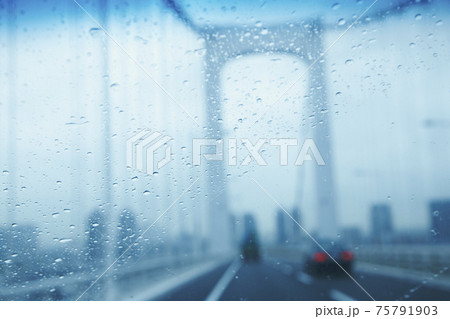 運転 窓 水滴 橋 75791903