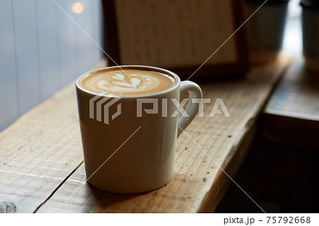 おしゃれなカフェのラテアート おしゃれなカフェのラテアート 75792668