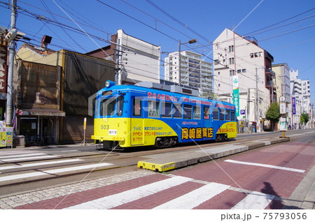 住吉鳥居停留所を出発する阪堺電車 住吉鳥居停留所を出発する阪堺電車 75793056