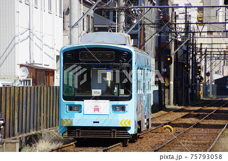 新今宮駅停留所を出発する阪堺電車 新今宮駅停留所を出発する阪堺電車 75793058