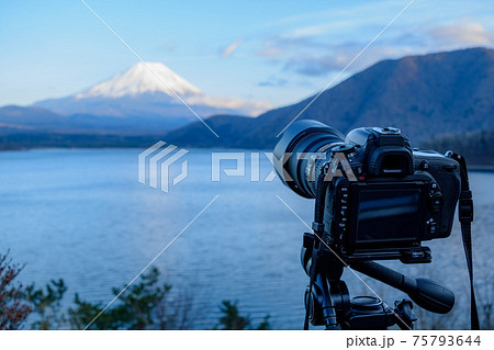 本栖湖から富士山を撮る一眼レフカメラの写真素材