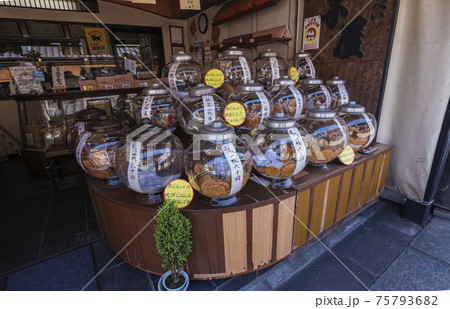 帝釈天　柴又 　葛飾区 　葛飾区柴又　寅さん　 帝釈天参道 　商店街 75793682