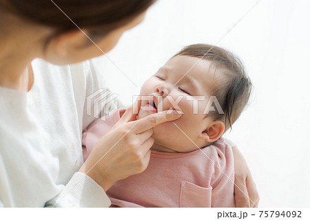 赤ちゃん お昼寝 抱っこ 赤ちゃん お昼寝 抱っこ 75794092