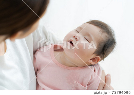 赤ちゃん　お昼寝　抱っこ 75794096