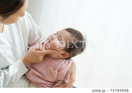 赤ちゃん　お昼寝　抱っこ 75794098