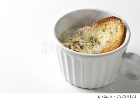 カップで食べる熱々オニオングラタンスープを白背景で撮影 カップで食べる熱々オニオングラタンスープを白背景で撮影 75794173