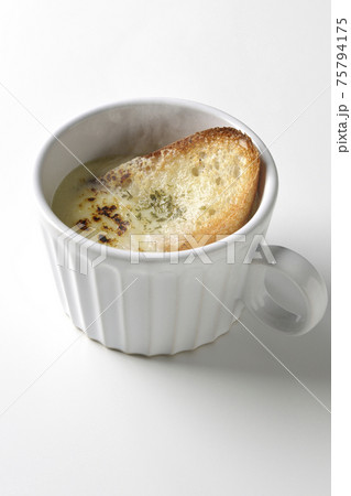 カップで食べる熱々オニオングラタンスープを白背景で撮影 カップで食べる熱々オニオングラタンスープを白背景で撮影 75794175