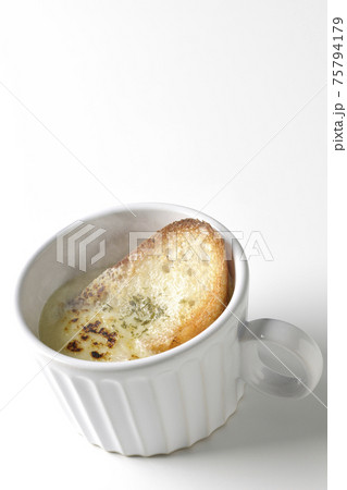 カップで食べる熱々オニオングラタンスープを白背景で撮影 75794179