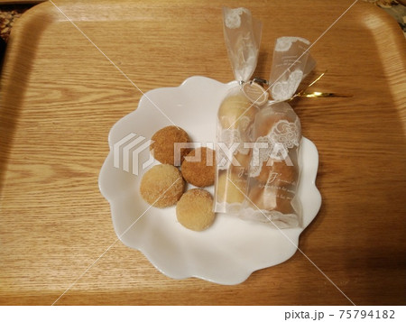 袋に詰めたボルボローネ 75794182