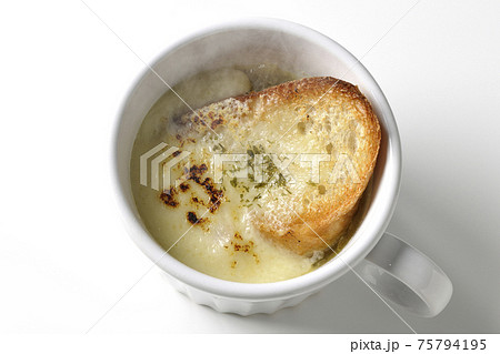 カップで食べる熱々オニオングラタンスープを白背景で撮影(俯瞰) カップで食べる熱々オニオングラタンスープを白背景で撮影(俯瞰) 75794195