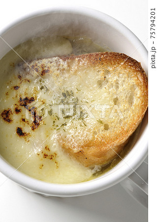 カップで食べる熱々オニオングラタンスープを白背景で撮影（俯瞰） 75794201